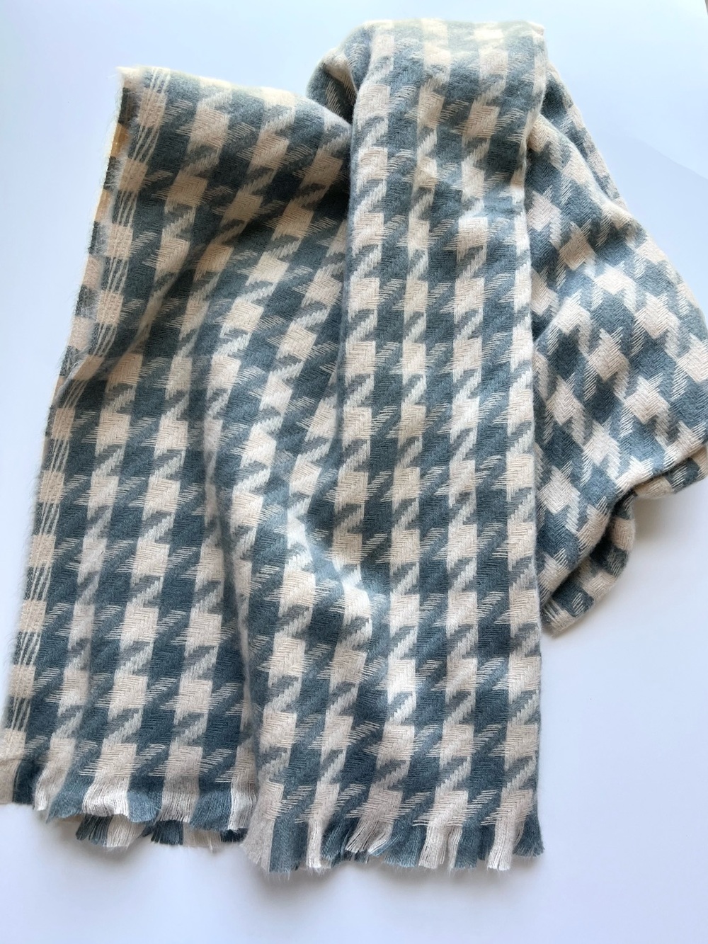 NWOT Dusty Blue & Cream Houndstooth Oversized Blanket Scarf Cozy Fringe